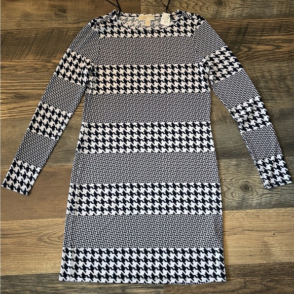 Michael Kors Dresses & Skirts - MICHAEL KORS Navy herringbone White Print Shift Dress Jersey Small Houndstooth
